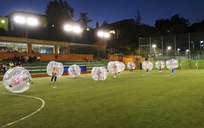 Alumnes de Cicles treballen en equip amb el Bubble Football